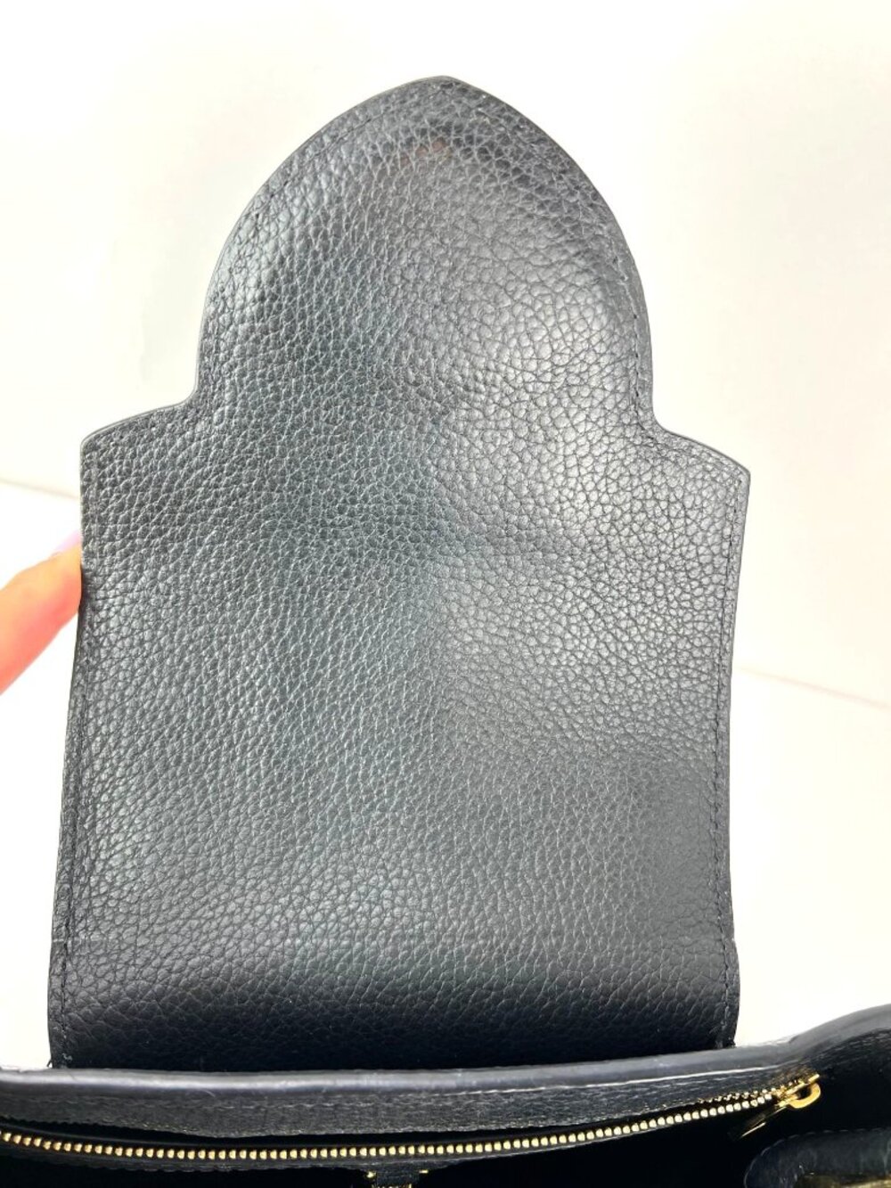 Louis Vuitton Taurillon Capucines MM Black Shoulder Bag - Picture 10 of 16